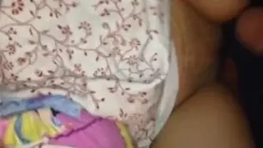 Gadis Cantik Pasrah Goyang Kasur Mantap Crot